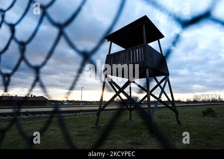 Ein Wachturm am 3. Januar 2022 im ehemaligen nationalsozialistischen Konzentrationslager Auschwitz II-Birkenau in Brzezinka bei Oswiecim, Polen. (Foto von Jakub Porzycki/NurPhoto) Stockfoto