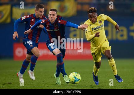 Samu Chukwueze (R) von Villarreal CF kämpft mit Carlos Clerc (C) um den Ball, gefolgt von Jorge de Frutos Sebastian von Levante UD während des La Liga Santander-Spiels zwischen Villarreal CF und Levante UD im Estadio de la Ceramica, 3. Januar 2022, Villarreal, Spanien. (Foto von David Aliaga/NurPhoto) Stockfoto