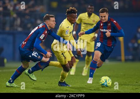 Samu Chukwueze (C) von Villarreal CF kämpft mit Carlos Clerc (L) und Jorge de Frutos Sebastian von Levante UD während des La Liga Santander-Spiels zwischen Villarreal CF und Levante UD im Estadio de la Ceramica, 3. Januar 2022, Villarreal, Spanien, um den Ball. (Foto von David Aliaga/NurPhoto) Stockfoto