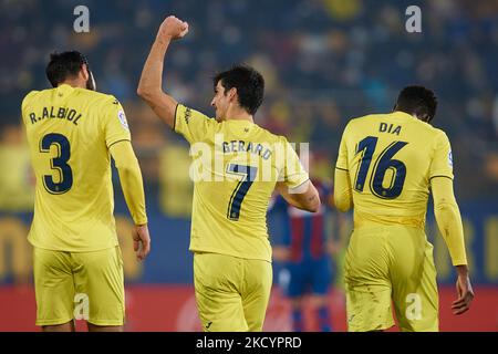 Gerard Moreno (C) von Villarreal CF feiert das fünfte Tor seiner Mannschaft zwischen seinen Teamkollegen Raul Albiol (L) und Boulaye Dia während des La Liga Santander-Spiels zwischen Villarreal CF und Levante UD im Estadio de la Ceramica, 3. Januar 2022, Villarreal, Spanien. (Foto von David Aliaga/NurPhoto) Stockfoto