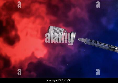 Ein illustratives Bild einer medizinischen Spritze und Pfizer-BioNTech Covid-19-Impfstofffläschchen. Am Dienstag, den 4. Januar 2021, Kanada. (Foto von Artur Widak/NurPhoto) Stockfoto