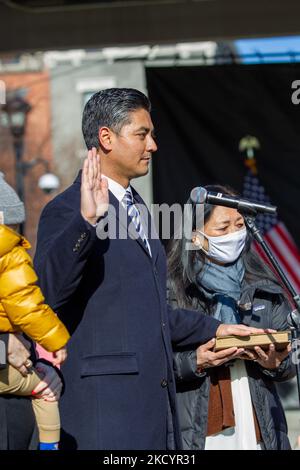 Der designierte Bürgermeister Aftab Pureval legt seinen Amtseid ab, da er während einer Zeremonie im Washington Park vereidigt wird. Dienstag, 4.. Januar 2022, in Cincinnati, Ohio, USA. (Foto von Jason Whitman/NurPhoto) Stockfoto