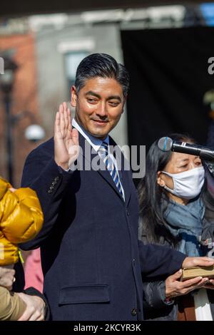 Der designierte Bürgermeister Aftab Pureval legt seinen Amtseid ab, da er während einer Zeremonie im Washington Park vereidigt wird. Dienstag, 4.. Januar 2022, in Cincinnati, Ohio, USA. (Foto von Jason Whitman/NurPhoto) Stockfoto