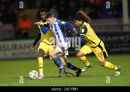 Joe Gray von Hartlepool United kämpft am Dienstag, den 4.. Januar 2022, im Rahmen der EFL Trophy zwischen Hartlepool United und Bolton Wanderers im Victoria Park, Hartlepool, um den Besitz von Amadou Bakayoko und Marlon Fossey. (Foto von Mark Fletcher/MI News/NurPhoto) Stockfoto