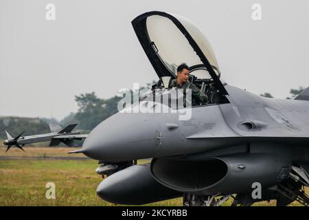 Ein Pilot wird in einem Cockpit eines F-16V-Düsenjägers auf der Start- und Landebahn für ein Training zum Notstart auf dem Luftwaffenstützpunkt gesehen, während das taiwanesische Militär vor dem chinesischen Neujahr eine Übung zur Verbesserung der Bereitschaftsplanung hält, inmitten steigender Bedrohungen aus China, in Chiayi, Taiwan, Am 5. Januar 2022. Taiwan ist mit zunehmenden Bedrohungen aus Peking konfrontiert, darunter eine Rekordzahl von PLA-Kampfflugzeugen, die in seine ADIZ fliegen, während die USA mehr Waffenverkäufe nach Taipei genehmigt haben. (Foto von Ceng Shou Yi/NurPhoto) Stockfoto