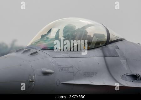 Ein Pilot wird in einem Cockpit eines F-16V-Düsenjägers auf der Start- und Landebahn für ein Training zum Notstart auf dem Luftwaffenstützpunkt gesehen, während das taiwanesische Militär vor dem chinesischen Neujahr eine Übung zur Verbesserung der Bereitschaftsplanung hält, inmitten steigender Bedrohungen aus China, in Chiayi, Taiwan, Am 5. Januar 2022. Taiwan ist mit zunehmenden Bedrohungen aus Peking konfrontiert, darunter eine Rekordzahl von PLA-Kampfflugzeugen, die in seine ADIZ fliegen, während die USA mehr Waffenverkäufe nach Taipei genehmigt haben. (Foto von Ceng Shou Yi/NurPhoto) Stockfoto