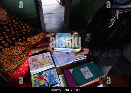 Die Schüler werden in eine ländliche Grundschule Indiens aufgenommen und kostenlose neue Schulbücher werden an die Schüler verteilt, die von der Regierung in Nabin Nagar, Indien, am 5. Januar 2022 zur Verfügung gestellt werden (Foto: Soumyabrata Roy/NurPhoto) Stockfoto