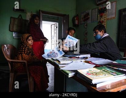 Die Schüler werden in eine ländliche Grundschule Indiens aufgenommen und kostenlose neue Schulbücher werden an die Schüler verteilt, die von der Regierung in Nabin Nagar, Indien, am 5. Januar 2022 zur Verfügung gestellt werden (Foto: Soumyabrata Roy/NurPhoto) Stockfoto