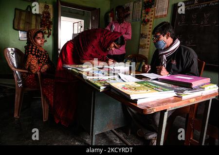 Die Schüler werden in eine ländliche Grundschule Indiens aufgenommen und kostenlose neue Schulbücher werden an die Schüler verteilt, die von der Regierung in Nabin Nagar, Indien, am 5. Januar 2022 zur Verfügung gestellt werden (Foto: Soumyabrata Roy/NurPhoto) Stockfoto