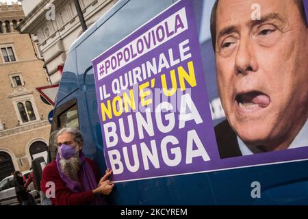 Gianfranco Mascia, Anführer der Anti-Berlusconi-Bewegung „Popolo Viola“, nimmt am Präsidium auf der Piazza Santi Apostoli gegen die Kandidatur von Silvio Berlusconi zum Präsidenten der Republik am 4. Januar 2022 in Rom, Italien, Teil. (Foto von Andrea Ronchini/NurPhoto) Stockfoto