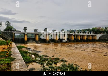 Der Polgolla-Staudamm (irrtümlich auch als Polgolla-Staudamm bekannt) ist ein Staudamm, der am 04. September 2017 in Polgolla, in der Zentralprovinz Sri Lankas, über dem Fluss Mahaweli errichtet wurde. Die Staustufe wird verwendet, um das Wasservolumen für den Transfer zum Wasserkraftwerk Ukuwela zu erhöhen. Der Mahaweli Fluss ist der größte Fluss in Sri Lanka. (Foto von Creative Touch Imaging Ltd./NurPhoto) Stockfoto