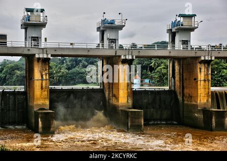 Der Polgolla-Staudamm (irrtümlich auch als Polgolla-Staudamm bekannt) ist ein Staudamm, der am 04. September 2017 in Polgolla, in der Zentralprovinz Sri Lankas, über dem Fluss Mahaweli errichtet wurde. Die Staustufe wird verwendet, um das Wasservolumen für den Transfer zum Wasserkraftwerk Ukuwela zu erhöhen. Der Mahaweli Fluss ist der größte Fluss in Sri Lanka. (Foto von Creative Touch Imaging Ltd./NurPhoto) Stockfoto