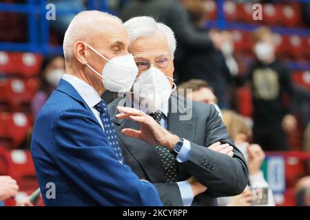 Baraldi und Zanetti (Virtus Segafredo Bologna) während der italienischen Basketball A Serie Championship A X Armani Milano gegen Virtus Segafredo Bologna am 05. Januar 2022 beim Mediolanum Forum in Mailand, Italien (Foto: Savino Paolella/LiveMedia/NurPhoto) Stockfoto