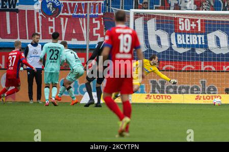 Heidenheim, Deutschland. 05.. November 2022. Fußball: 2. Bundesliga, 1. FC Heidenheim - SC Paderborn 07, Matchday 15 in der Voith Arena. Heidenheims Jan-Niklas Beste (l) erzielt die 1:0. Quelle: Stefan Puchner/dpa - WICHTIGER HINWEIS: Gemäß den Anforderungen der DFL Deutsche Fußball Liga und des DFB Deutscher Fußball-Bund ist es untersagt, im Stadion und/oder vom Spiel aufgenommene Fotos in Form von Sequenzbildern und/oder videoähnlichen Fotoserien zu verwenden oder zu verwenden./dpa/Alamy Live News Stockfoto