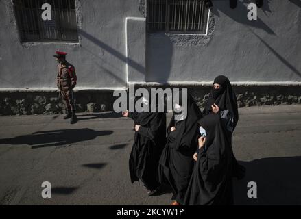 Verschleierte iranische Frauen nehmen am 6. Januar 2022 an einer Beerdigung für den Iran-Irak-Krieg (1980-88) unbekannter Märtyrer im Süden Teherans Teil. Tausende von Iranern nehmen an einer Beerdigung für den Iran-Irak-Krieg 150 (1980 1988-88) Teil, die von der iranischen Märtyrer-Untersuchungsgruppe 34 Jahre nach einem Waffenstillstand zwischen dem Iran und dem Irak im Kriegshauptfeld gefunden wurde. (Foto von Morteza Nikoubazl/NurPhoto) Stockfoto