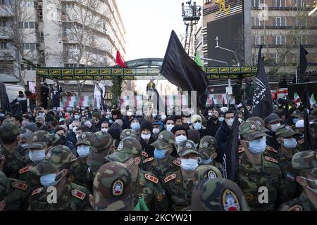 Militärangehöriger der iranischen Armee nehmen am 6. Januar 2022 an einer Beerdigung für den Iran-Irak-Krieg (1980-88) unbekannter Märtyrer in der Innenstadt von Teheran Teil. Tausende von Iranern nehmen an einer Beerdigung für den Iran-Irak-Krieg 150 (1980 1988-88) Teil, die von der iranischen Märtyrer-Untersuchungsgruppe 34 Jahre nach einem Waffenstillstand zwischen dem Iran und dem Irak im Kriegshauptfeld gefunden wurde. (Foto von Morteza Nikoubazl/NurPhoto) Stockfoto