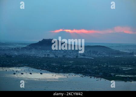 Elavierte Ansicht von Hari Parbat und Dal Lake bei Sonnenuntergang in Srinagar, Kaschmir, Indien, am 21. Juni 2010. (Foto von Creative Touch Imaging Ltd./NurPhoto) Stockfoto