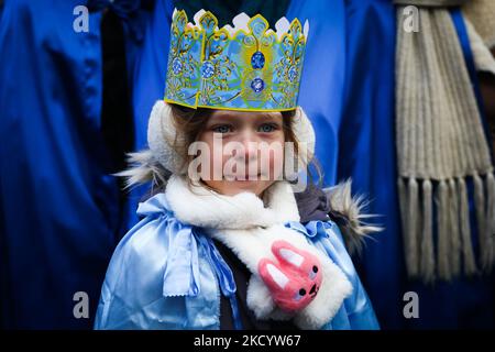 Ein Kind nimmt an der Prozession am Dreikönigstag (auch Epiphania genannt) Teil, während der Coronavirus-Pandemie am TH6. Januar 2022 in Krakau, Polen. Die römisch-katholische Parade erinnert an den biblischen Besuch der drei Weisen, die den Kleinen Jesus nach seiner Geburt besucht haben. (Foto von Beata Zawrzel/NurPhoto) Stockfoto