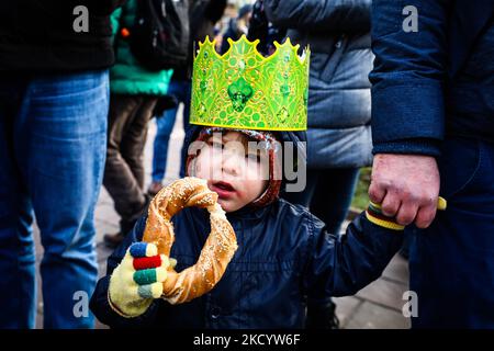 Ein Kind nimmt an der Prozession am Dreikönigstag (auch Epiphania genannt) Teil, während der Coronavirus-Pandemie am TH6. Januar 2022 in Krakau, Polen. Die römisch-katholische Parade erinnert an den biblischen Besuch der drei Weisen, die den Kleinen Jesus nach seiner Geburt besucht haben. (Foto von Beata Zawrzel/NurPhoto) Stockfoto