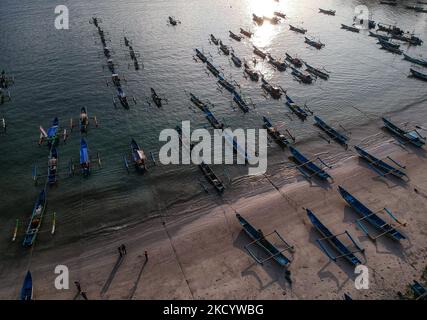 Luftaufnahme am Pangandaran-Strand in West-Java, Indonesien am 6. Januar 2022 ist der Pangandaran-Strand ein exotischer Strand, eine kleine Halbinsel auf dem Festland mit einem Nationalpark mit Stränden und einer atemberaubenden Landschaft, die mit den Stränden von Bali an der Südküste von Java konkurrieren kann. (Foto von Adriana Adie/NurPhoto) Stockfoto