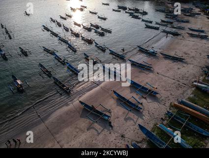 Luftaufnahme bei Sonnenaufgang am Pangandaran-Strand in West-Java, Indonesien am 6. Januar 2022 ist der Pangandaran-Strand ein exotischer Strand, eine kleine Halbinsel auf dem Festland mit einem Nationalpark mit Stränden und einer atemberaubenden Landschaft, die mit den Stränden von Bali an der Südküste von Java konkurrieren kann. (Foto von Adriana Adie/NurPhoto) Stockfoto