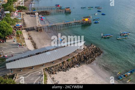 Luftaufnahme am Pangandaran-Strand in West-Java, Indonesien am 6. Januar 2022 ist der Pangandaran-Strand ein exotischer Strand, eine kleine Halbinsel auf dem Festland mit einem Nationalpark mit Stränden und einer atemberaubenden Landschaft, die mit den Stränden von Bali an der Südküste von Java konkurrieren kann. (Foto von Adriana Adie/NurPhoto) Stockfoto