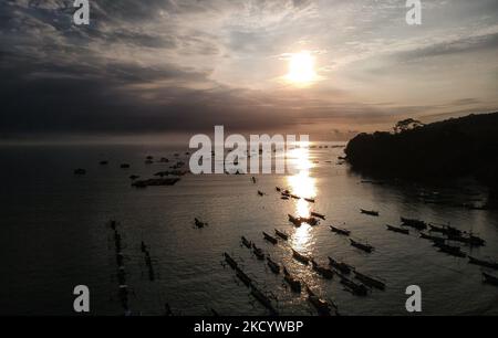 Luftaufnahme bei Sonnenaufgang am Pangandaran-Strand in West-Java, Indonesien am 6. Januar 2022 ist der Pangandaran-Strand ein exotischer Strand, eine kleine Halbinsel auf dem Festland mit einem Nationalpark mit Stränden und einer atemberaubenden Landschaft, die mit den Stränden von Bali an der Südküste von Java konkurrieren kann. (Foto von Adriana Adie/NurPhoto) Stockfoto