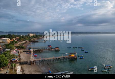 Luftaufnahme am Pangandaran-Strand in West-Java, Indonesien am 6. Januar 2022 ist der Pangandaran-Strand ein exotischer Strand, eine kleine Halbinsel auf dem Festland mit einem Nationalpark mit Stränden und einer atemberaubenden Landschaft, die mit den Stränden von Bali an der Südküste von Java konkurrieren kann. (Foto von Adriana Adie/NurPhoto) Stockfoto