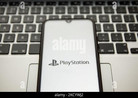 In dieser Abbildung ist ein PlayStation-Logo zu sehen, das am 6. Januar 2022 in Athen, Griechenland, auf einem Smartphone-Bildschirm mit einem Computerschlüsselwort im Hintergrund angezeigt wird. (Foto von Nikolas Kokovlis/NurPhoto) Stockfoto