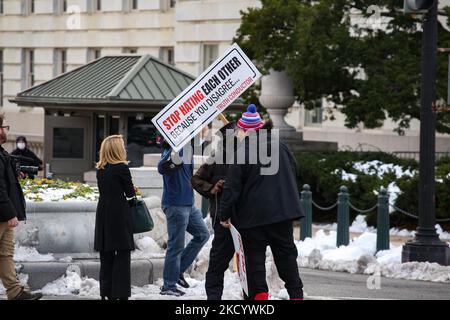 Am 6. Januar 2022, dem einjährigen Jahrestag des Aufstands im Capitol-Gebäude, argumentiert ein pro-Trump-Demonstranten mit einem anderen Mann auf dem Capitol Hill in Washington, D.C. (Foto: Bryan Olin Dozier/NurPhoto) Stockfoto