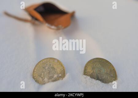 Illustratives Bild von zwei Gedenkbitcoins im Schnee. Am Donnerstag, den 6. Januar 2021, Kanada. (Foto von Artur Widak/NurPhoto) Stockfoto