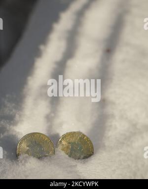 Illustratives Bild von zwei Gedenkbitcoins im Schnee. Am Donnerstag, den 6. Januar 2021, Kanada. (Foto von Artur Widak/NurPhoto) Stockfoto