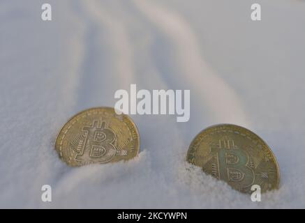 Illustratives Bild von zwei Gedenkbitcoins im Schnee. Am Donnerstag, den 6. Januar 2021, Kanada. (Foto von Artur Widak/NurPhoto) Stockfoto