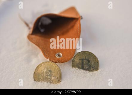 Illustratives Bild von zwei Gedenkbitcoins im Schnee. Am Donnerstag, den 6. Januar 2021, Kanada. (Foto von Artur Widak/NurPhoto) Stockfoto