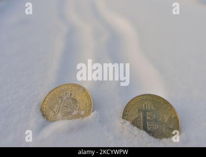 Illustratives Bild von zwei Gedenkbitcoins im Schnee. Am Donnerstag, den 6. Januar 2021, Kanada. (Foto von Artur Widak/NurPhoto) Stockfoto