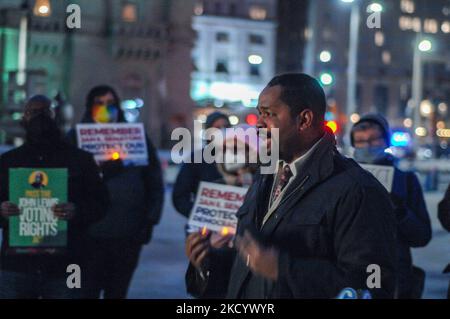 Senator Sharif Street (D-District 3) des Bundesstaates Pennsylvania verwendet die Worte von Martin Luther King Jr., um zu erneuerten Bemühungen zu rufen, um einen sinnvollen Schutz der Stimmrechte zu gewährleisten und die Unterdrückung der Wähler aus der Jim-Crow-Ära mit denen zu verbinden, die heute Amerika gegenüberstehen, Während einer Kerzenlichtmahnwache für die Demokratie in Philadelphia, PA, am 6. Januar 2022. (Foto von Cory Clark/NurPhoto) Stockfoto