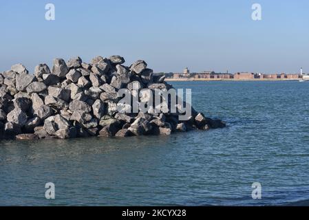 Gesteinshaufen, der bereit ist, in der neuen Meeresabwehr am Southsea Beach, Portsmouth, England, angeordnet zu werden. Stockfoto