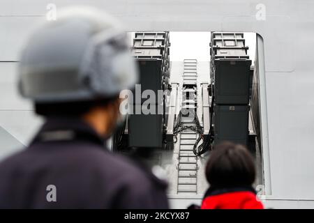 Hsiung Feng Raketenwerfer werden auf einer taiwanesischen Militärkorvette während einer Navy-Übung zur Verbesserung der Vorbereitung vor dem chinesischen Neujahr gesehen, inmitten der eskalierenden chinesischen Drohungen für die Insel, in Keelung, Taiwan, 7. Januar 2022. Da die USA eine zunehmende Zahl von Waffenverkäufen nach Taipei und China genehmigen und mehr PLA-Kampfflugzeuge zur Kreuzfahrt um die selbstregierende Insel schicken, wurden militärische Spannungen in der Straße von Taiwan erwartet, die zunehmen werden. (Foto von Ceng Shou Yi/NurPhoto) Stockfoto