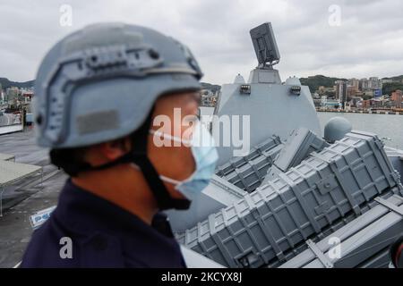 Während eines Navy Drill for Preparedness Enhancement vor dem chinesischen Neujahr wird ein Marinesoldat in Keelung, Taiwan, in der Nähe von Hsiung Feng-Raketenwerfern auf einem taiwanesischen Militärkorvette, angesichts der eskalierenden chinesischen Drohungen für die Insel, als Wachmann gesehen. 7. Januar 2022. Da die USA eine zunehmende Zahl von Waffenverkäufen nach Taipei und China genehmigen und mehr PLA-Kampfflugzeuge zur Kreuzfahrt um die selbstregierende Insel schicken, wurden militärische Spannungen in der Straße von Taiwan erwartet, die zunehmen werden. (Foto von Ceng Shou Yi/NurPhoto) Stockfoto