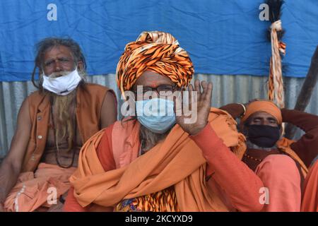 Sadhus und Pilger versammeln sich im Transitlager in Kalkutta für Ganga Sagar Mela. 7.. Januar 2022, Kalkutta, Indien (Foto: Sukhomoy Sen/NurPhoto) Stockfoto
