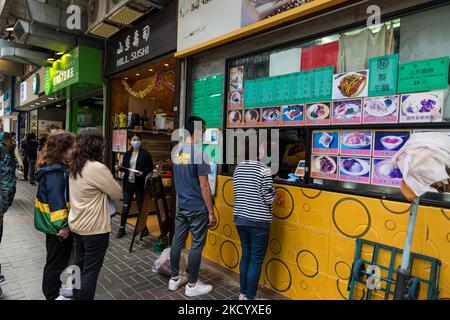 Die Leute bestellen Essen zum Mitnehmen in einem lokalen Restaurant in Kowloon Bay. Ab dem 7. Januar werden die Restaurants ab 18,00 nicht mehr in den Restaurants speisen können. In Hongkong, China, am 7. Januar 2022 . (Foto von Marc Fernandes/NurPhoto) Stockfoto