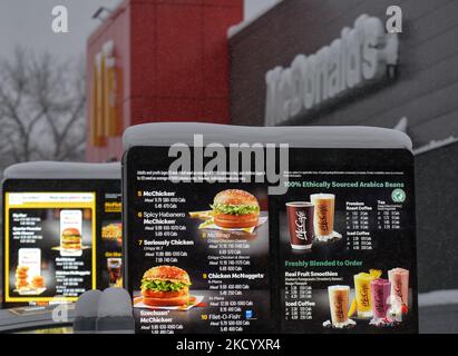 McDonald's-Menü am Eingang zum Drive Thru vor dem McDonald's Fast Food-Restaurant im Zentrum von Edmonton. Am Freitag, den 7. Januar 2022, Kanada. (Foto von Artur Widak/NurPhoto) Stockfoto