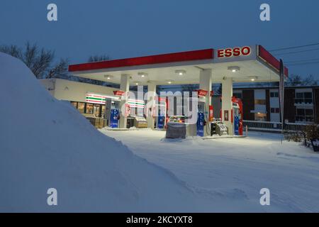 Esso-Tankstelle an der Whyte Avenue in Edmonton. Am Freitag, den 7. Januar 2022, Kanada. (Foto von Artur Widak/NurPhoto) Stockfoto