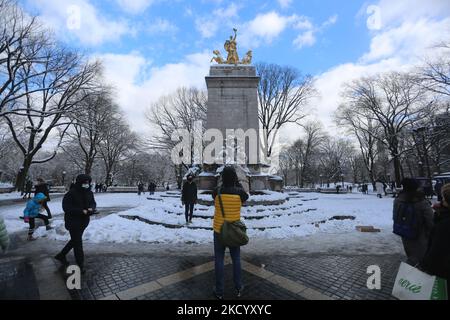 Am 7.. Januar 2022 machte ein Mann mit seinem Telefon Bilder in der Nähe eines Status im Central Park, Manhattan, NYC. Einwohner und Besucher von New York City erlebten den ersten starken Schneesturm der Wintersaison. (Foto von Mohamed Krit/NurPhoto) Stockfoto
