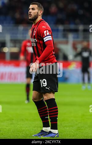 Theo Hernandez vom AC Mailand schaut während des Fußballspiels der Serie A 2021/22 zwischen dem AC Mailand und AS Roma am 06. Januar 2022 im Giuseppe-Meazza-Stadion in Mailand, Italien (Foto: Fabrizio Carabelli/LiveMedia/NurPhoto) Stockfoto