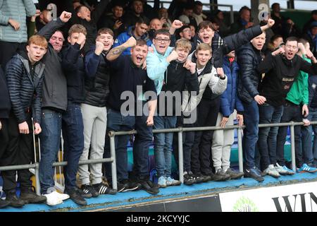 Hartlepool United-Fans feiern am 2-1 Samstag, den 8.. Januar 2022, nach dem Sieg ihres Teams im FA Cup-Spiel zwischen Hartlepool United und Blackpool im Victoria Park, Hartlepool. (Foto von Mark Fletcher/MI News/NurPhoto) Stockfoto