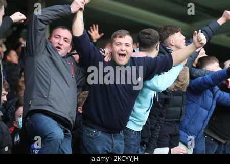 Hartlepool United-Fans feiern am 2-1 Samstag, den 8.. Januar 2022, nach dem Sieg ihres Teams im FA Cup-Spiel zwischen Hartlepool United und Blackpool im Victoria Park, Hartlepool. (Foto von Mark Fletcher/MI News/NurPhoto) Stockfoto