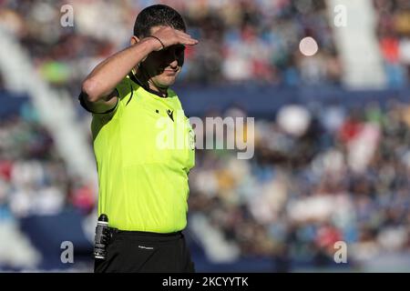 Jorge Figueroa Vzquez Schiedsrichter des Spiels während des spanischen La Liga-Spiels zwischen Levante UD und RCD Mallorca am 8. Januar 2022 im Stadion Ciutat de Valencia. (Foto von Jose Miguel Fernandez/NurPhoto) Stockfoto