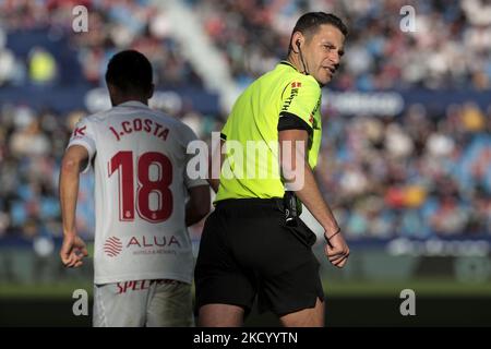 Jorge Figueroa Vzquez Schiedsrichter des Spiels während des spanischen La Liga-Spiels zwischen Levante UD und RCD Mallorca am 8. Januar 2022 im Stadion Ciutat de Valencia. (Foto von Jose Miguel Fernandez/NurPhoto) Stockfoto