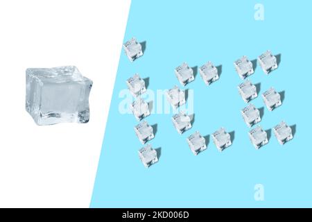 Kreative Gestaltung von Ice Cube über blaues Licht Hintergrund Stockfoto